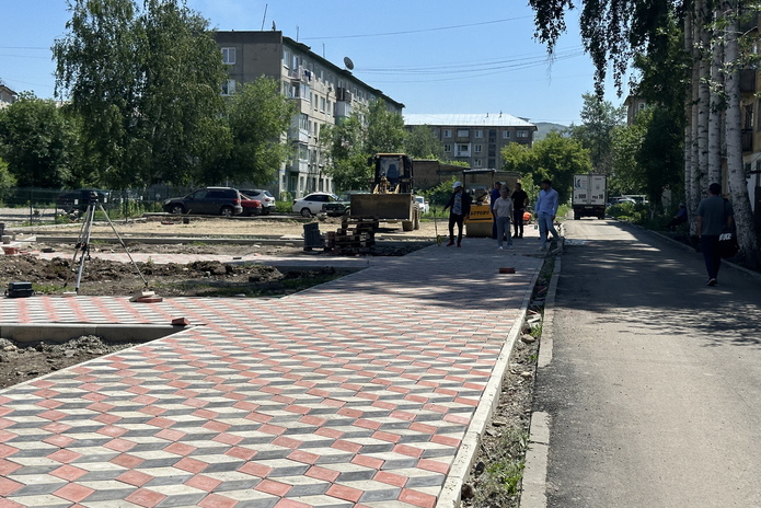В Усть-Каменогорске продолжается ремонт дворов